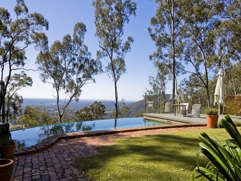 1068 Mt Nebo Road, Camp Mountain QLD 4520