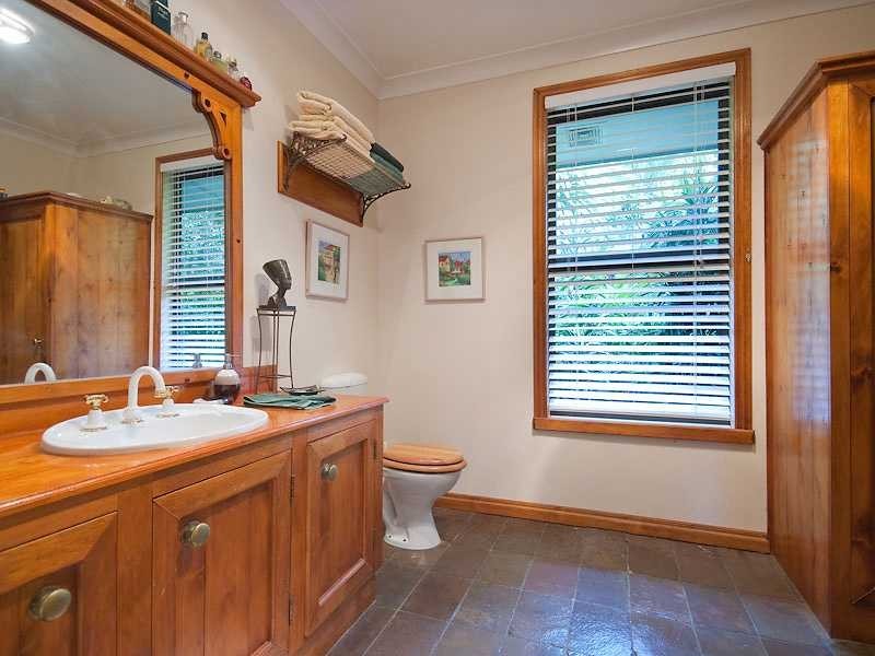 1522 Mt Nebo Rd, Camp Mountain QLD 4520