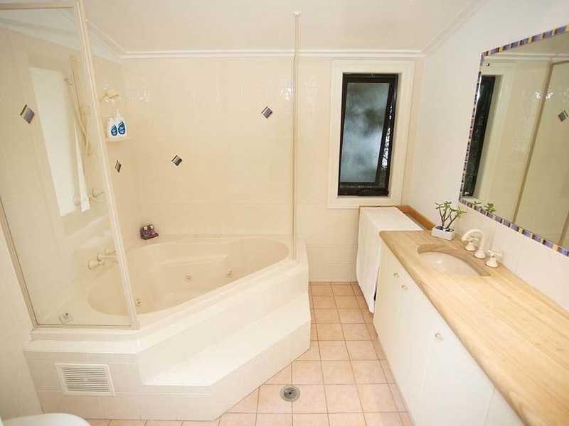 10 Grays Road, Hamilton QLD 4007