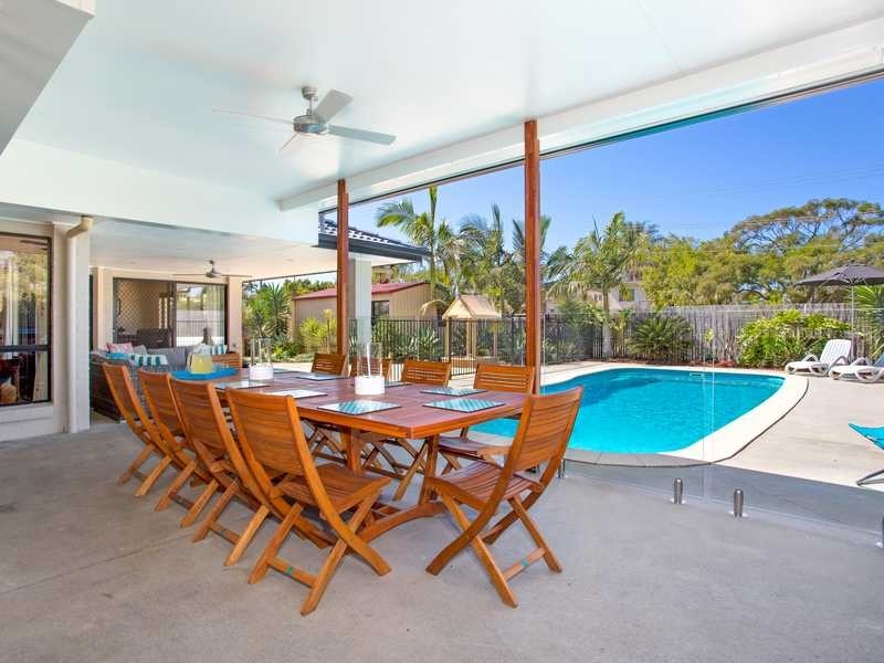 2 Robert Close, Redcliffe QLD 4020