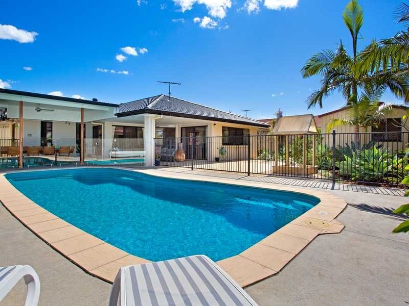 2 Robert Close, Redcliffe QLD 4020