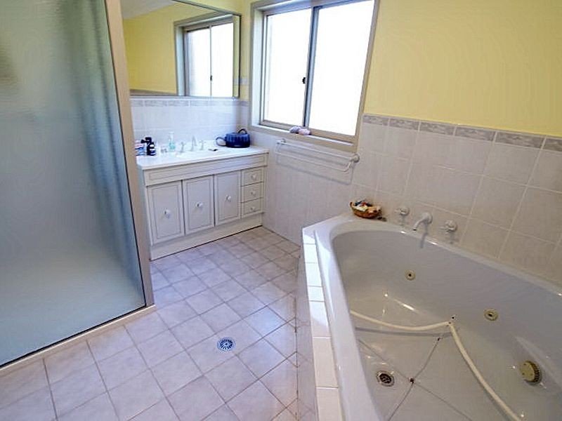 8 Blaxland Court, Sunshine Bay NSW 2536