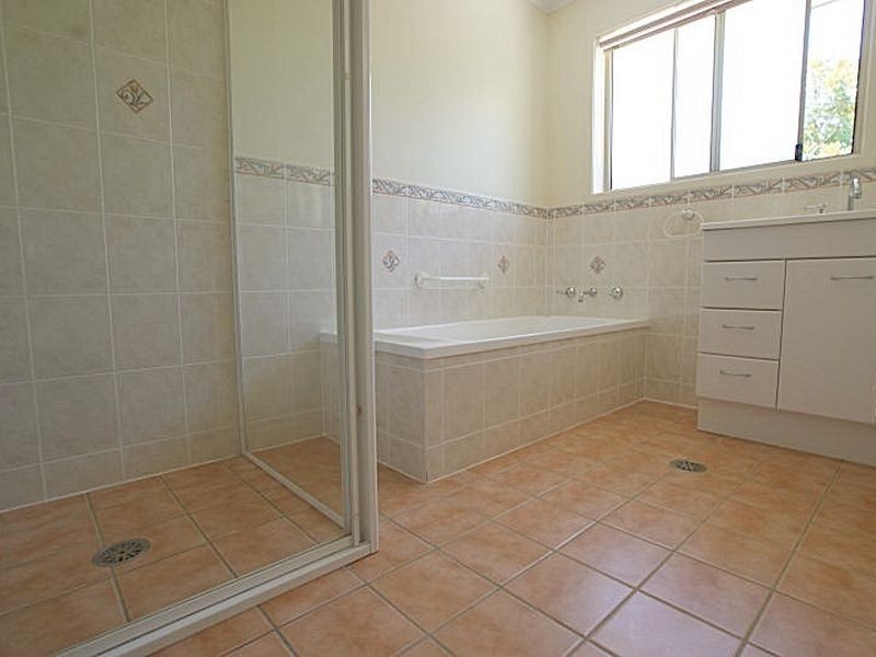 4 Bernadette Blvd, Batehaven NSW 2536