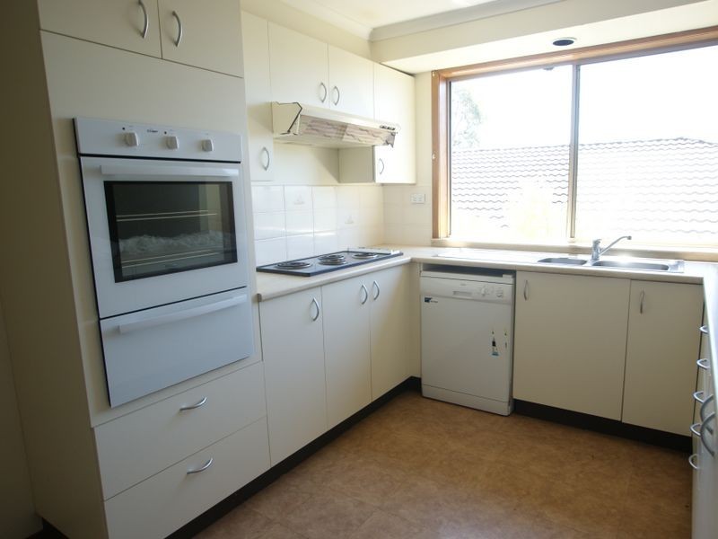 8 Blaxland Cres, Sunshine Bay NSW 2536