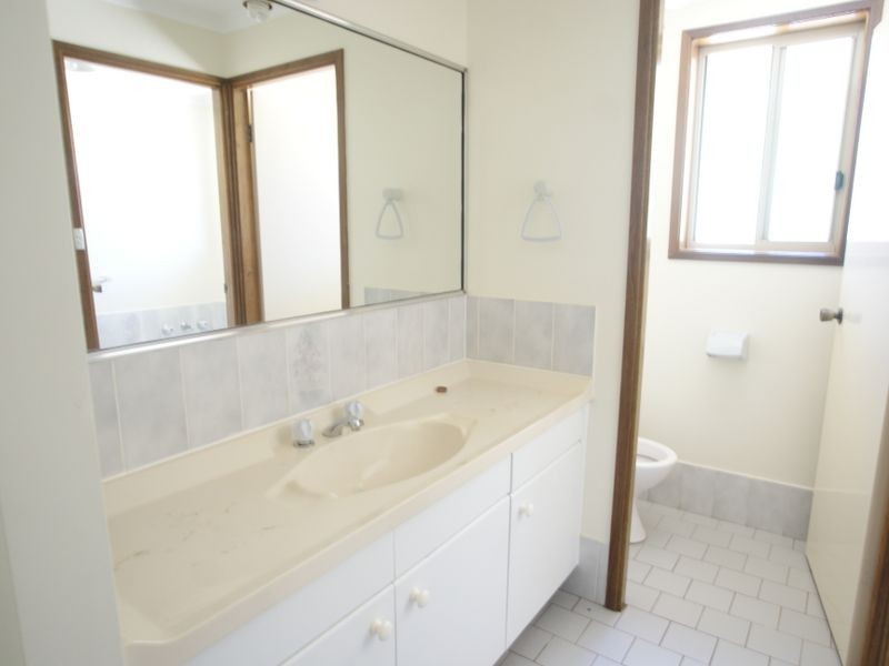 8 Blaxland Cres, Sunshine Bay NSW 2536