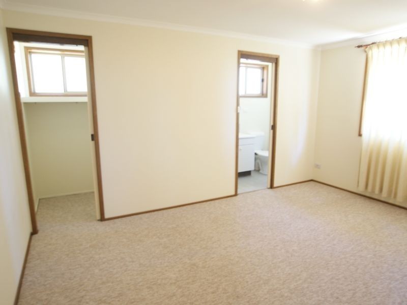 8 Blaxland Cres, Sunshine Bay NSW 2536