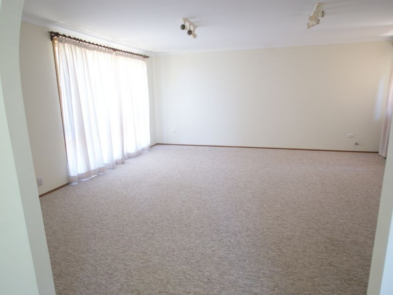 8 Blaxland Cres, Sunshine Bay NSW 2536