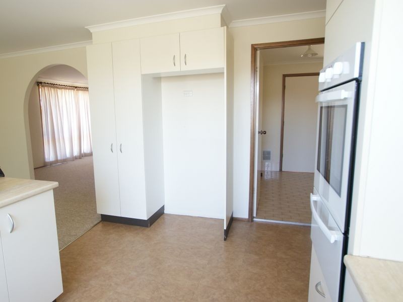 8 Blaxland Cres, Sunshine Bay NSW 2536