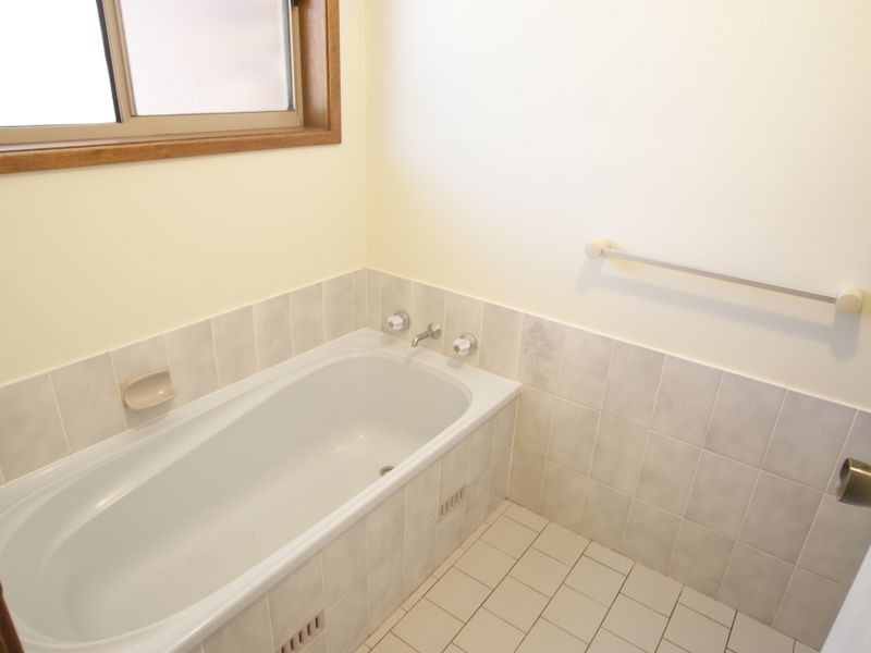 8 Blaxland Cres, Sunshine Bay NSW 2536