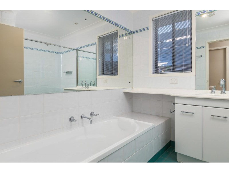 8 Cors Parade, North Batemans Bay NSW 2536