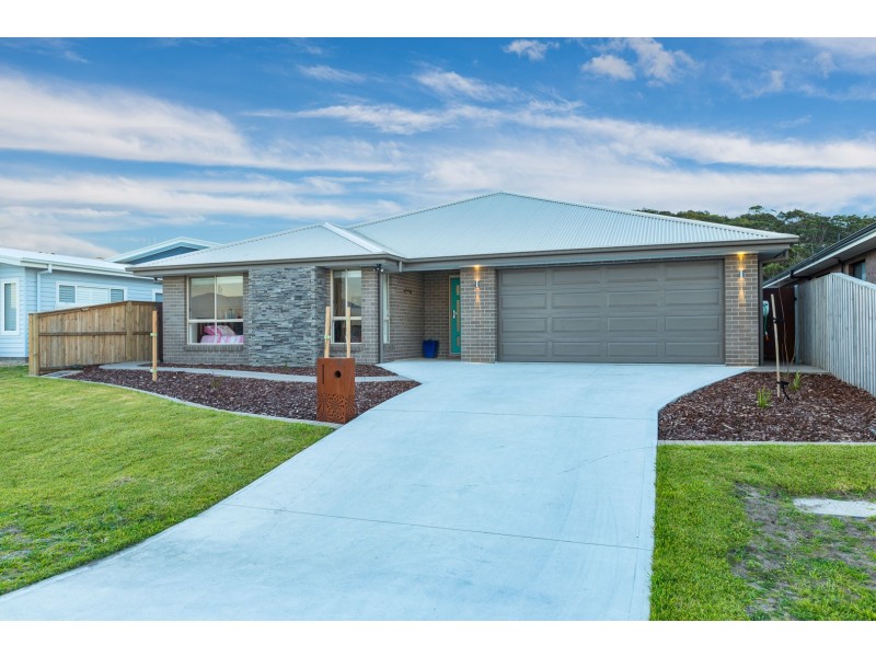 11 Dawarra Street, Tomakin NSW 2537