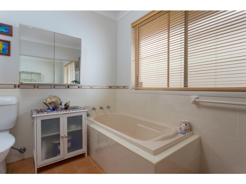 39 Canning Crescent, Sunshine Bay NSW 2536