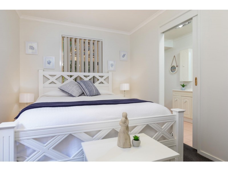 24 Karoola Crescent, Surfside NSW 2536
