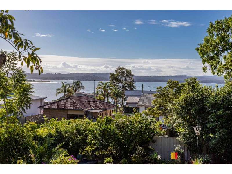 2 Lockyersleigh Avenue, Batehaven NSW 2536