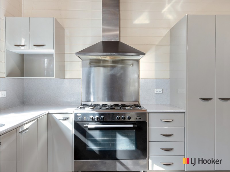 4 Karoola Crescent, Surfside NSW 2536