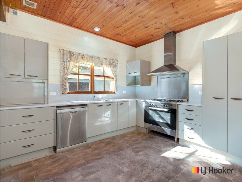 4 Karoola Crescent, Surfside NSW 2536