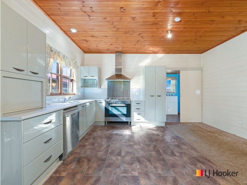 4 Karoola Crescent, Surfside NSW 2536