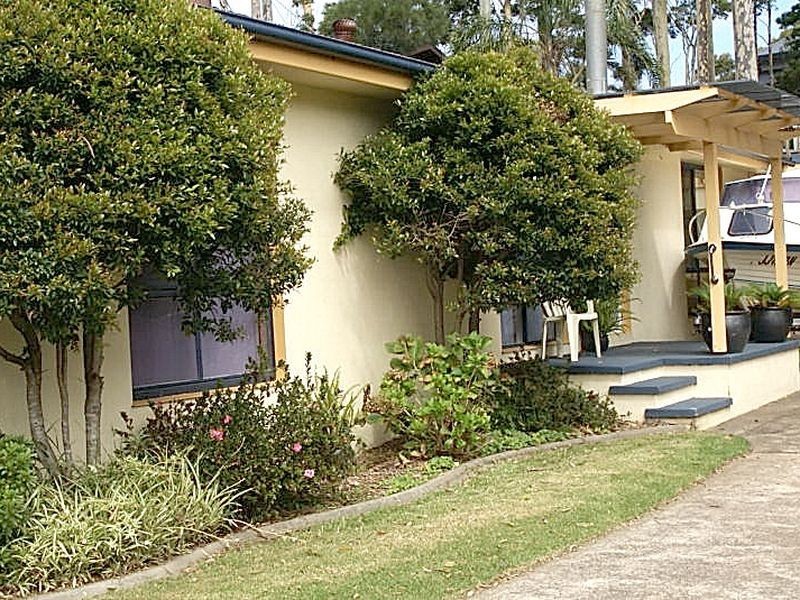 33 Bronte Crescent, Sunshine Bay NSW 2536