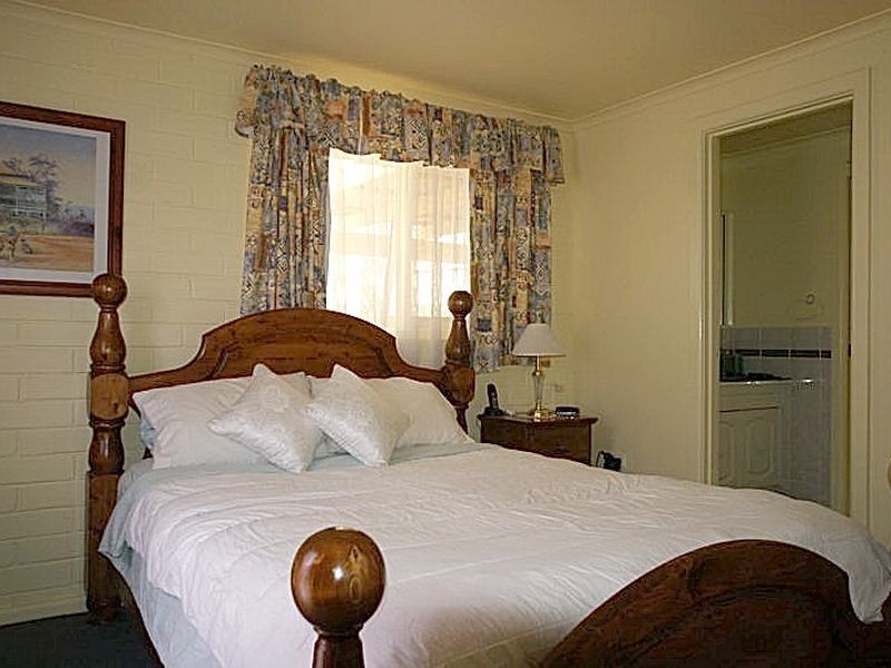 33 Bronte Crescent, Sunshine Bay NSW 2536