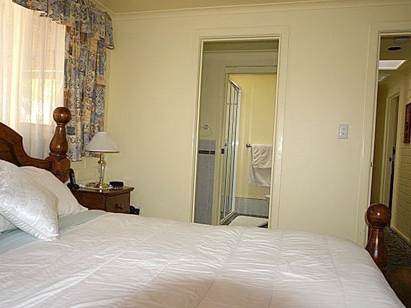 33 Bronte Crescent, Sunshine Bay NSW 2536