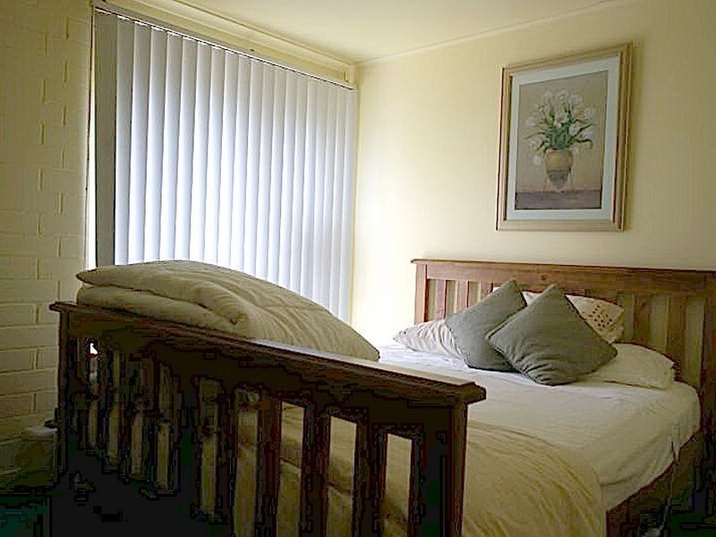 33 Bronte Crescent, Sunshine Bay NSW 2536