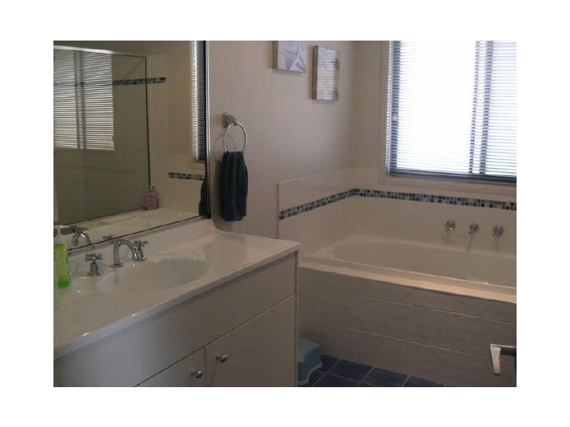 8 Batman Place, Sunshine Bay NSW 2536