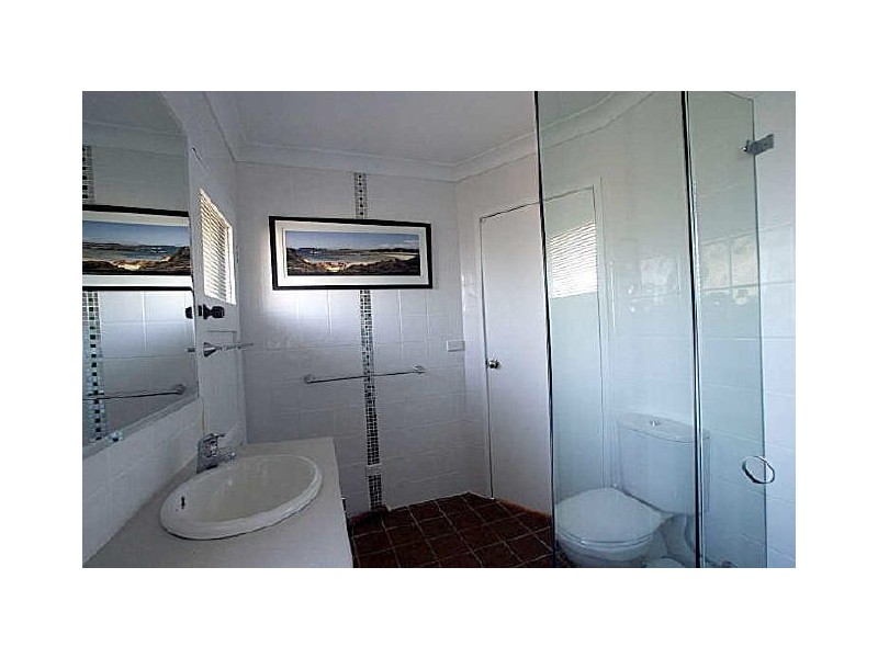 24b Yarralumla Crescent, Tomakin NSW 2537