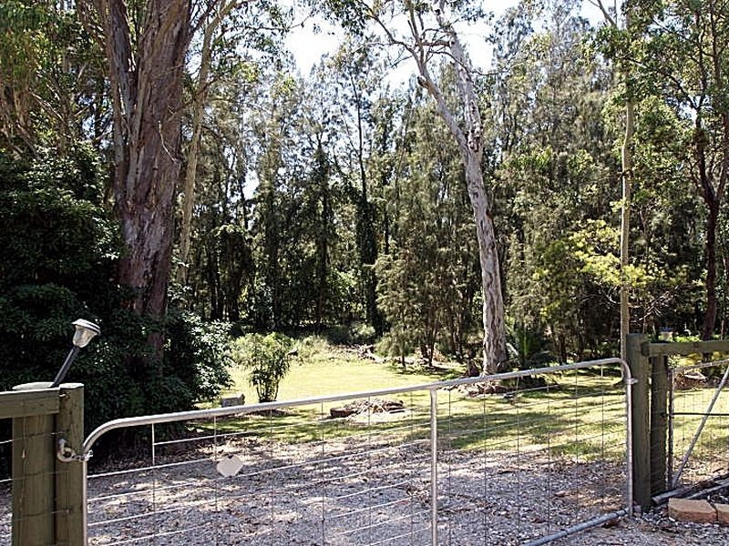 28 Karoola Crescent, Surfside NSW 2536