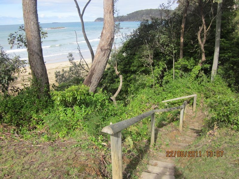 4 Graydon Ave, Denhams Beach NSW 2536