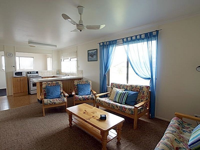 4 Barton Parade, Tomakin NSW 2537