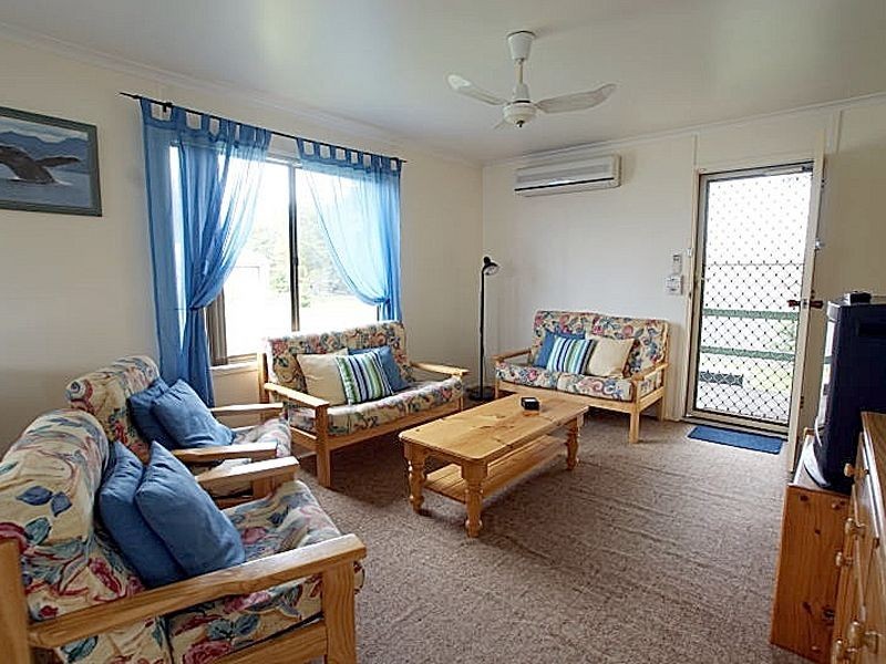 4 Barton Parade, Tomakin NSW 2537