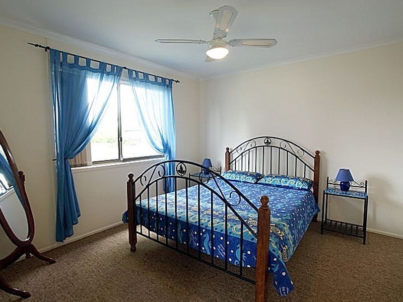 4 Barton Parade, Tomakin NSW 2537