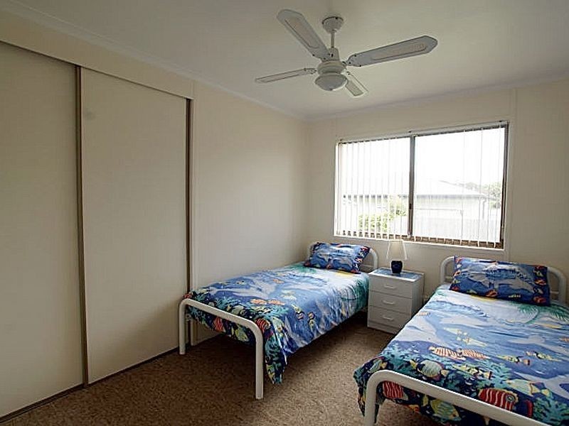 4 Barton Parade, Tomakin NSW 2537