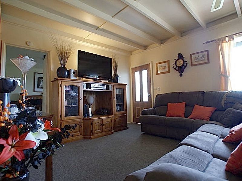 2 Wallarah Street, Surfside NSW 2536