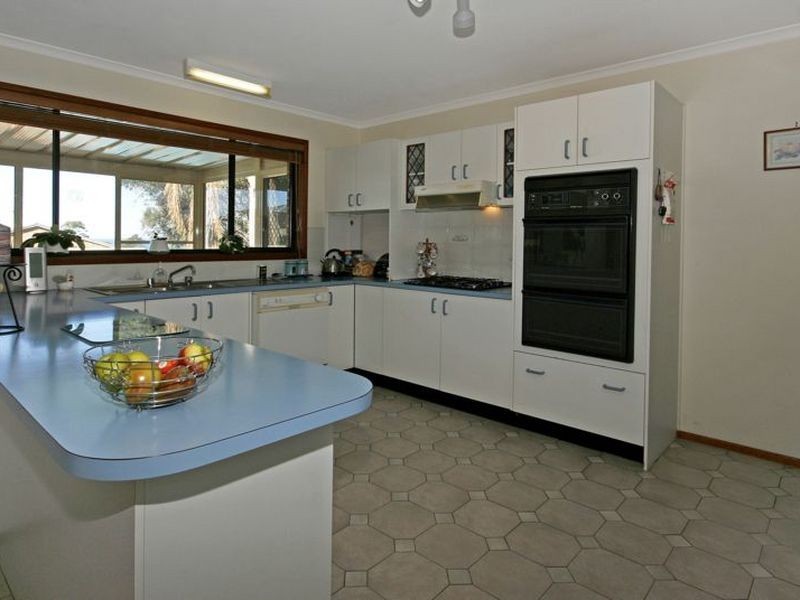 15 Wills Crescent, Sunshine Bay NSW 2536