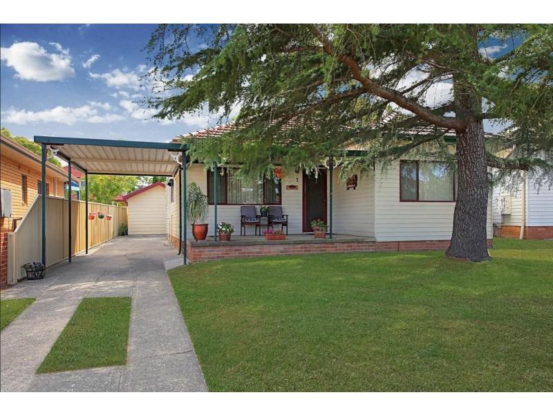 7 Denny Road, Picnic Point NSW 2213