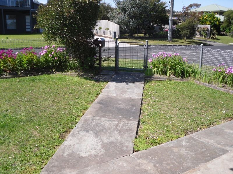 8 Bruce Street, Inverloch VIC 3996