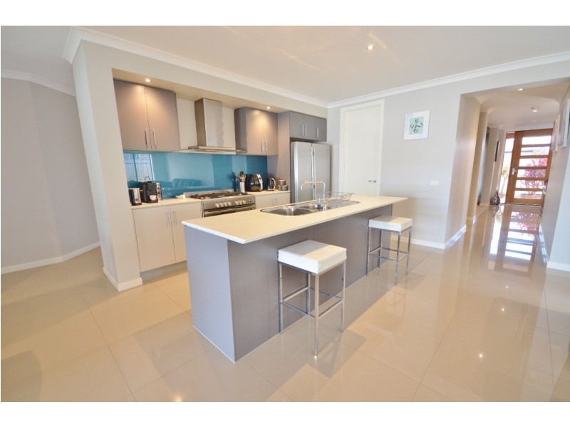 8 Oceanic Drive, Inverloch VIC 3996