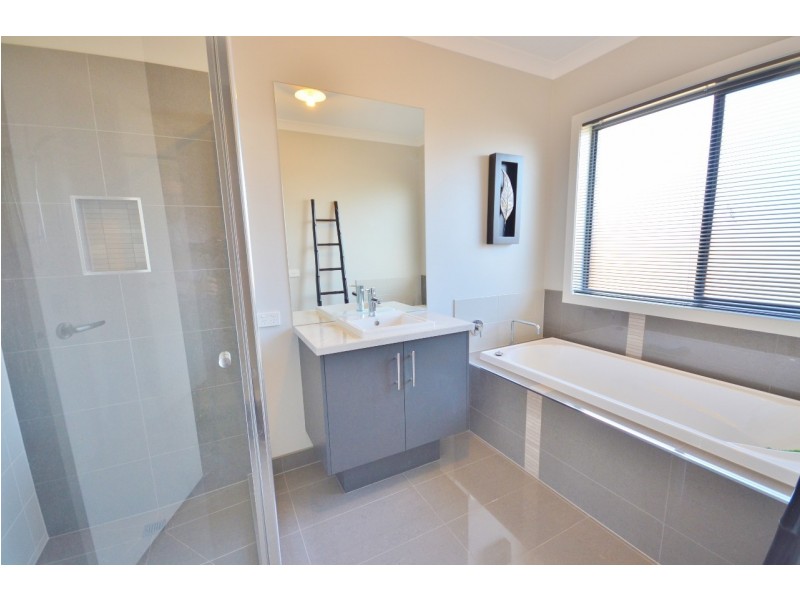 8 Oceanic Drive, Inverloch VIC 3996