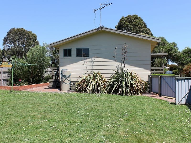 10 Ullathornes Road, Inverloch VIC 3996