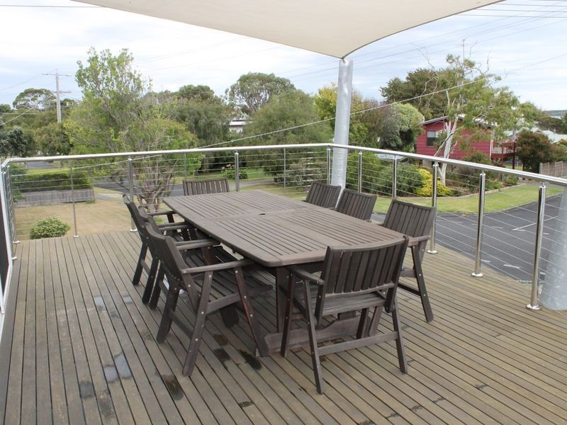 111 Bayview Avenue, Inverloch VIC 3996