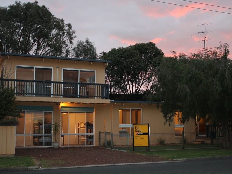 82 Bayview Avenue, Inverloch VIC 3996