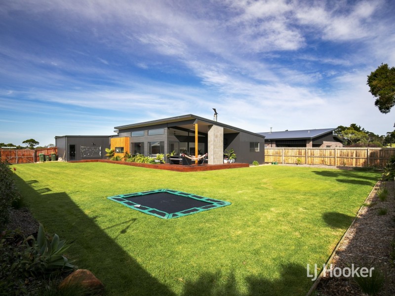 2 Radiata Place, Inverloch VIC 3996