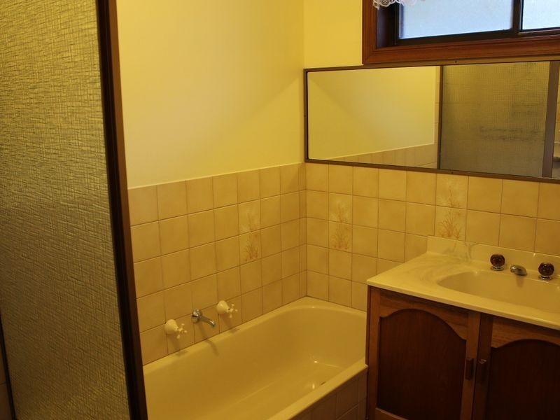 82 Bayview Avenue, Inverloch VIC 3996