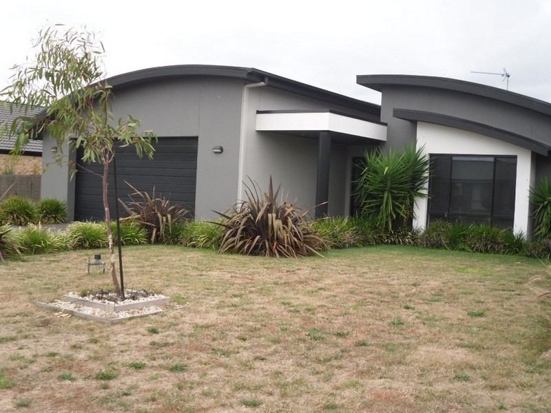 8 Royal Parade, Inverloch VIC 3996