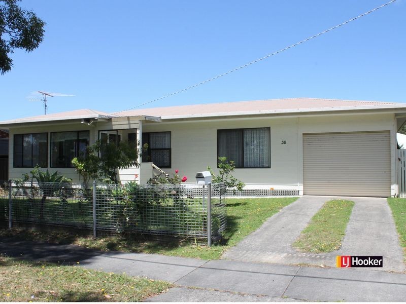 38 Gordon Avenue, Inverloch VIC 3996