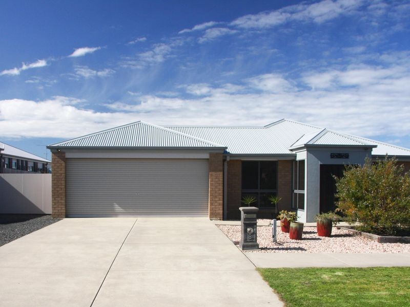8 Surrey Place, Inverloch VIC 3996