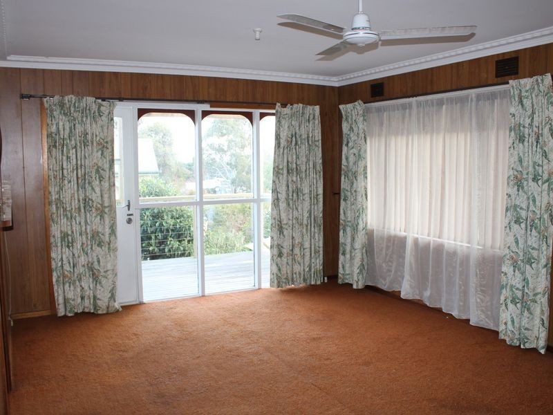 16 Gordon Avenue, Inverloch VIC 3996