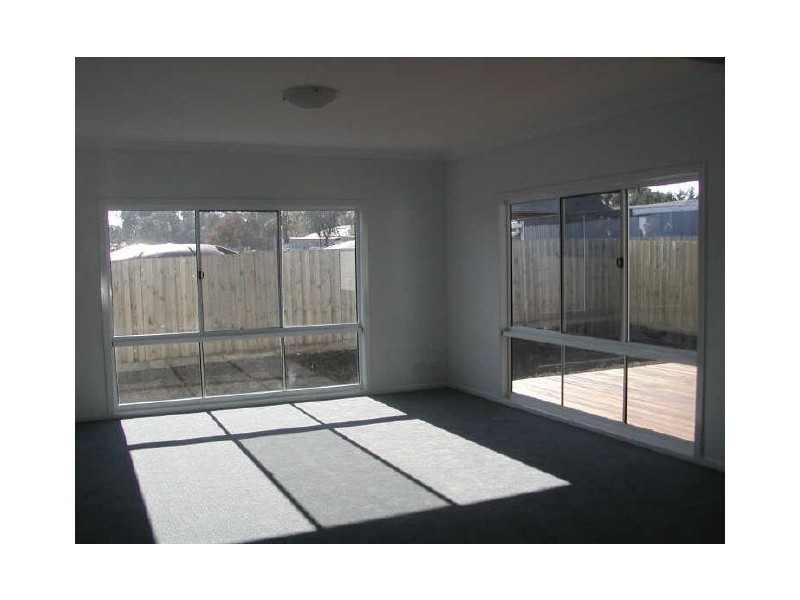 8 Diane Place, Inverloch VIC 3996