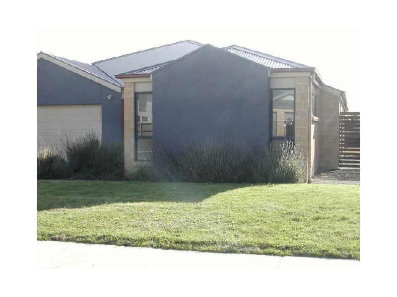 8 Endeavour Place, Inverloch VIC 3996